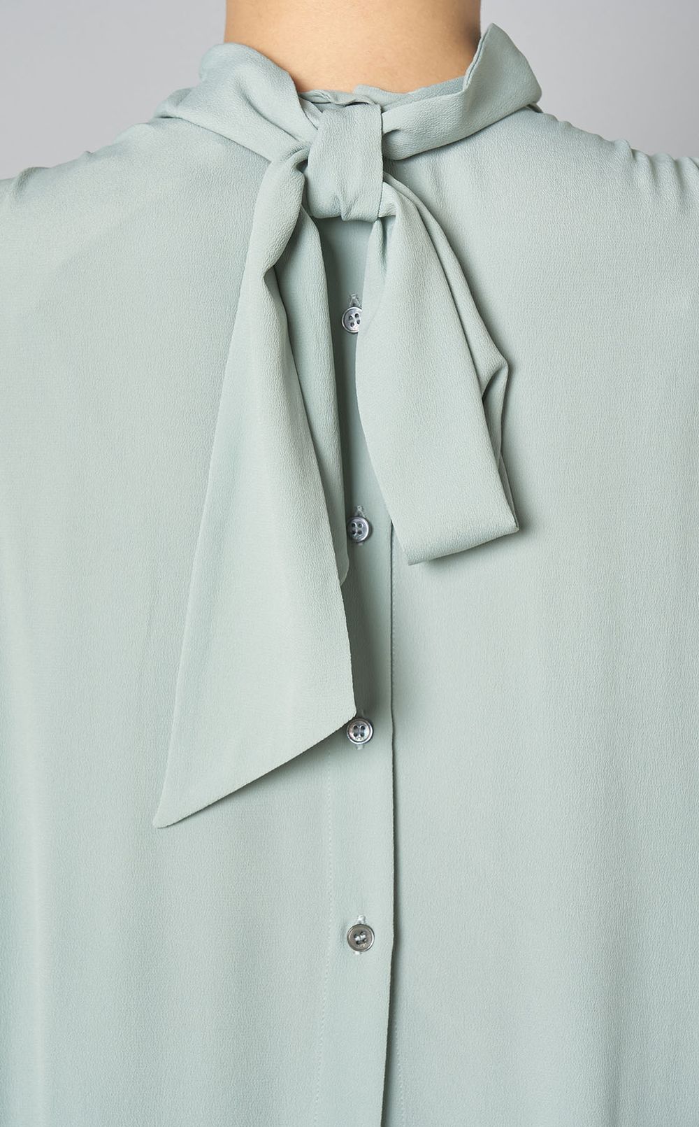 シルク混ギャザーハイネックブラウス