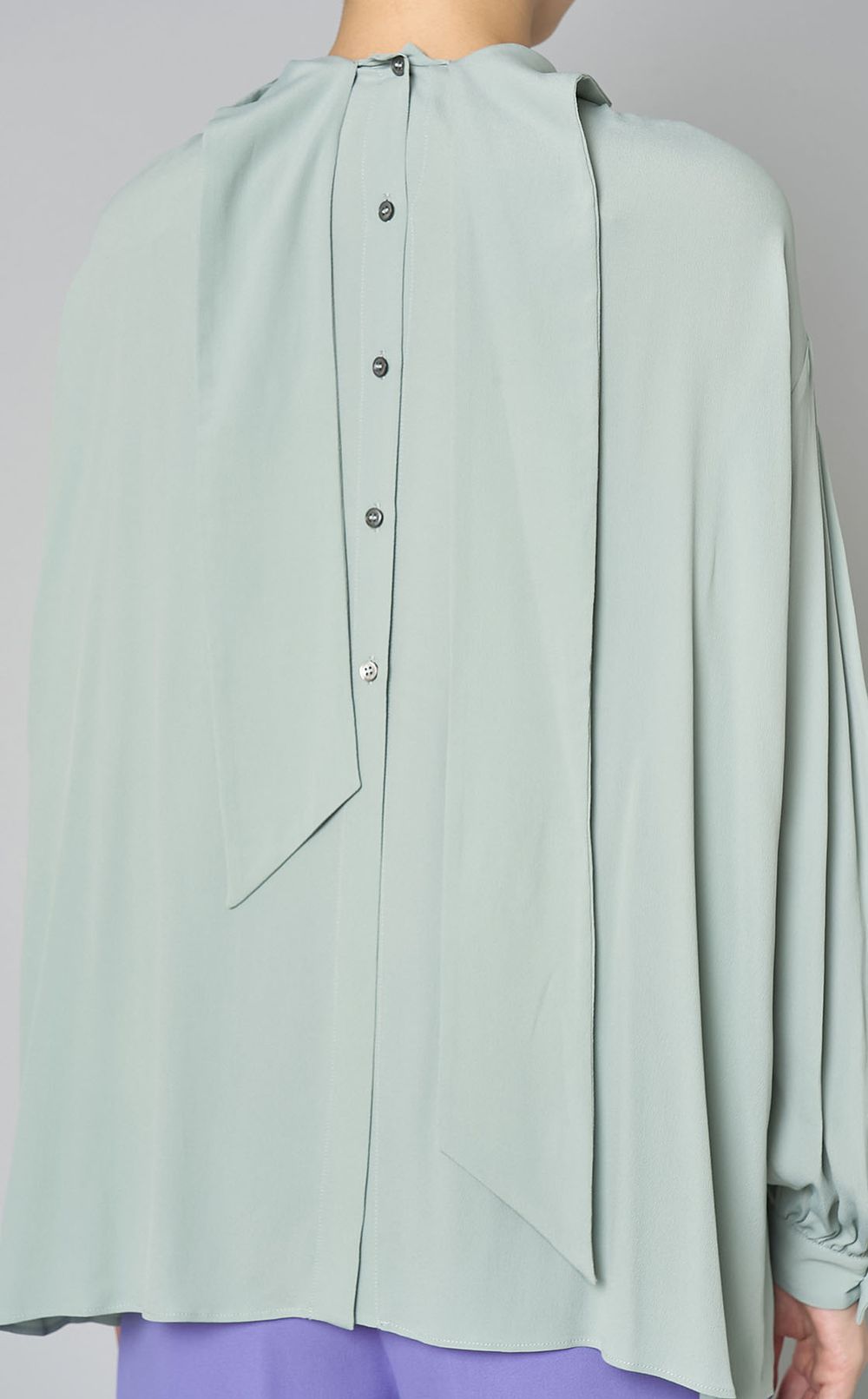 シルク混ギャザーハイネックブラウス