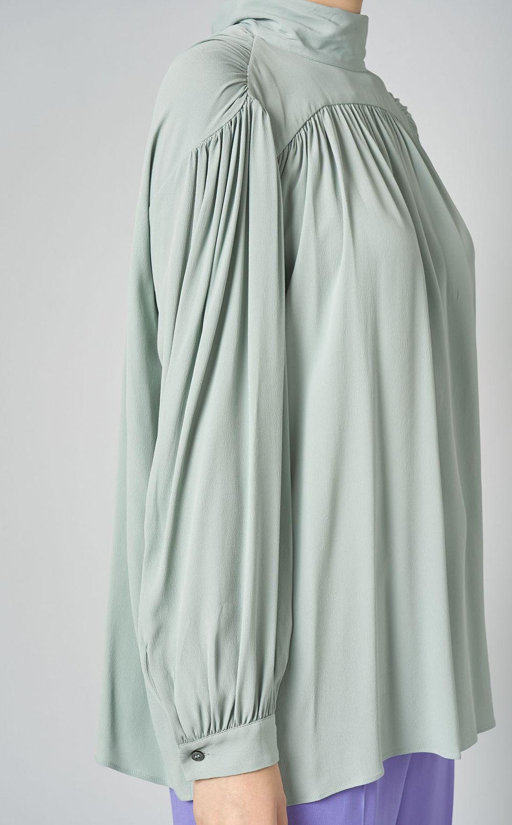 シルク混ギャザーハイネックブラウス