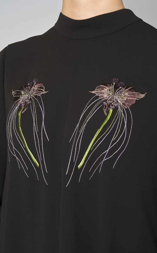 スタンドネック刺繍ドレス