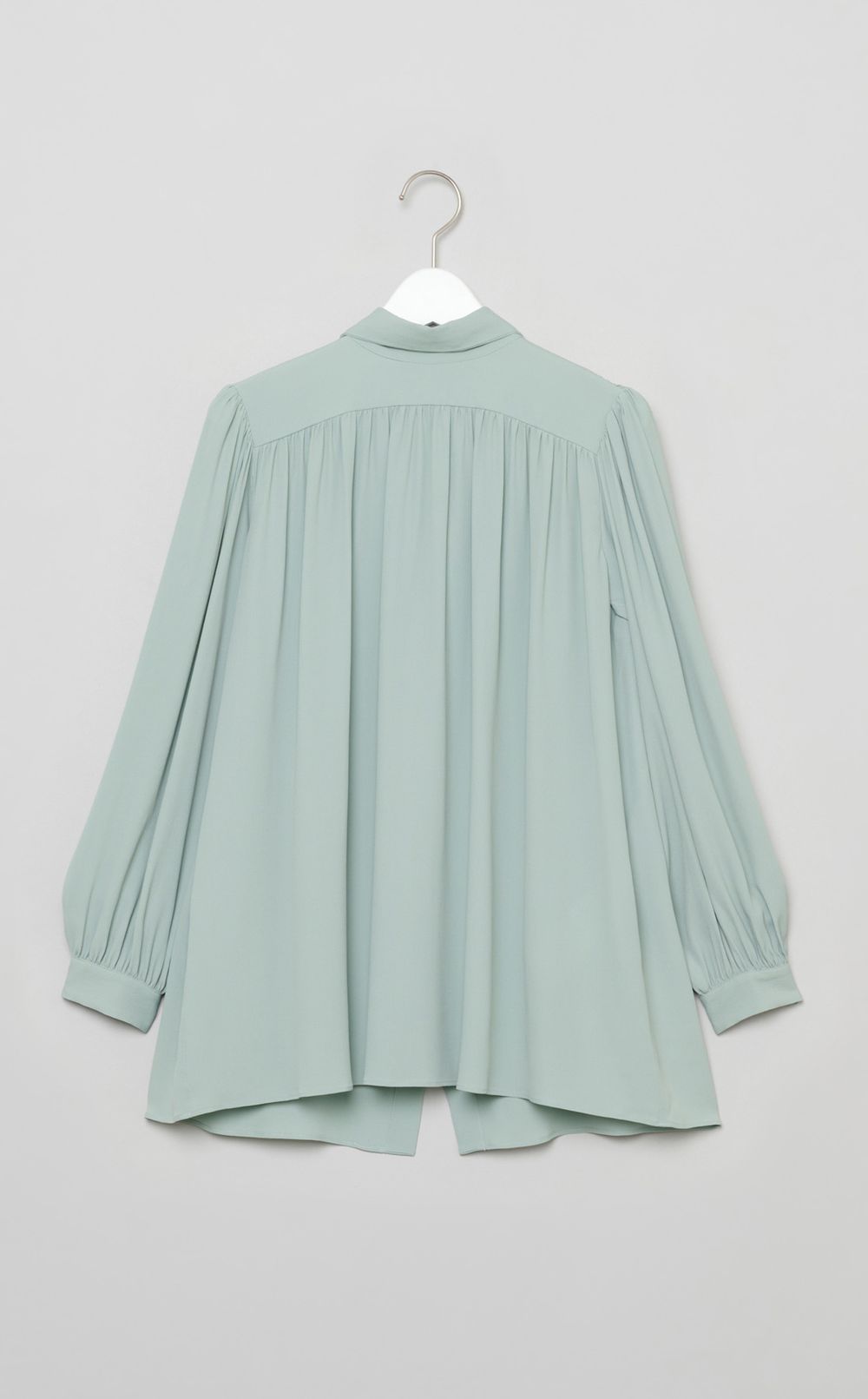 シルク混ギャザーハイネックブラウス