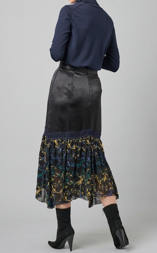 フラワー刺繍スカート