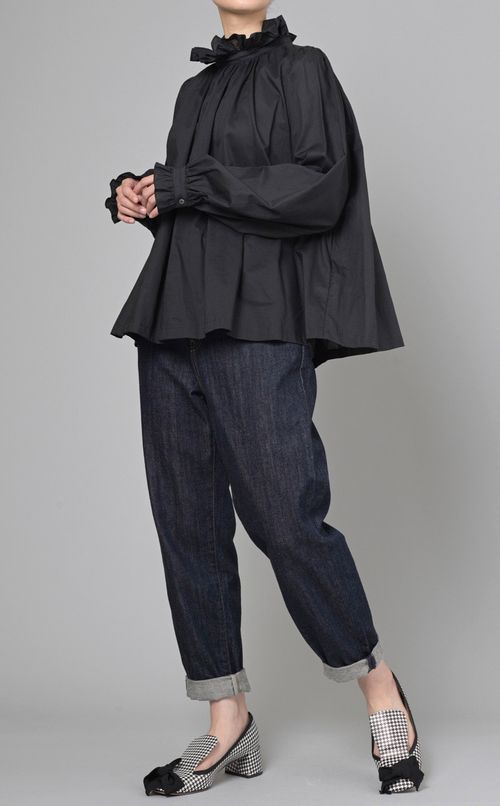 フリルカラーブラウス