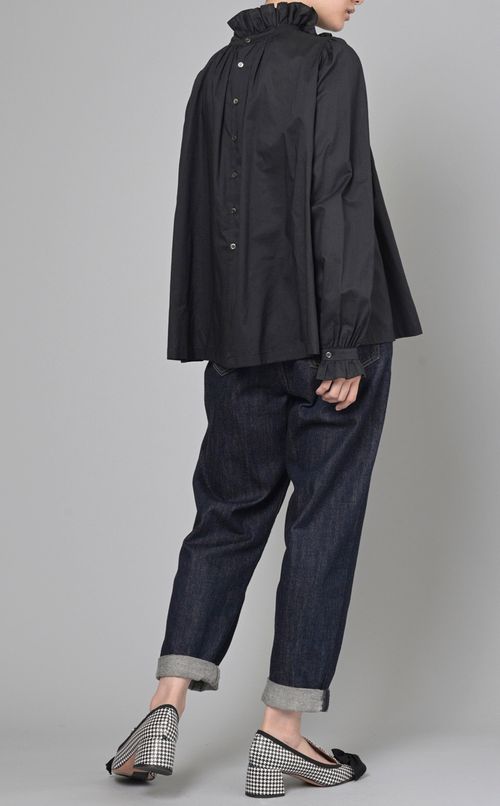 フリルカラーブラウス