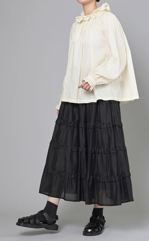 フリルカラーブラウス