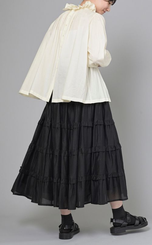 フリルカラーブラウス