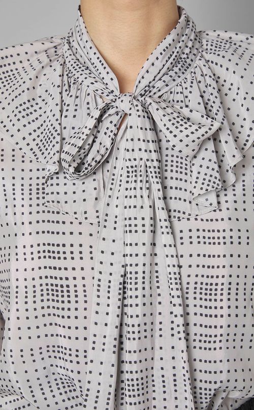 フリルカラーシアータイブラウス