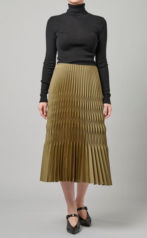 サテンプリーツスカート