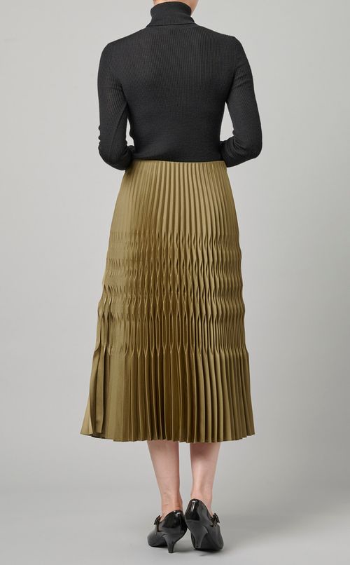 サテンプリーツスカート