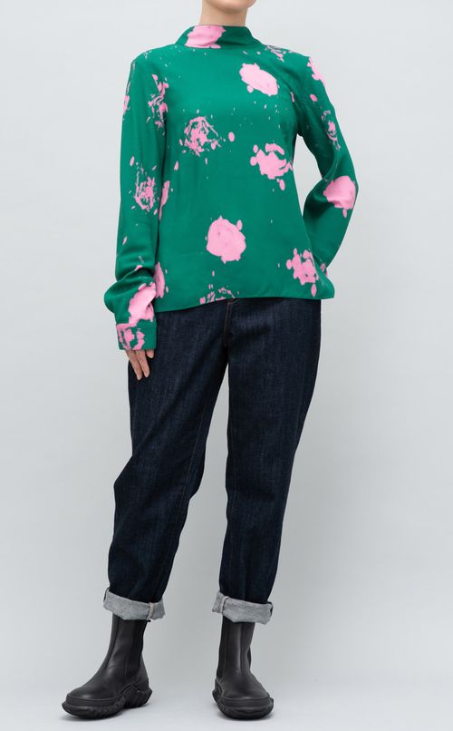 ハイネックフラワープリントブラウス