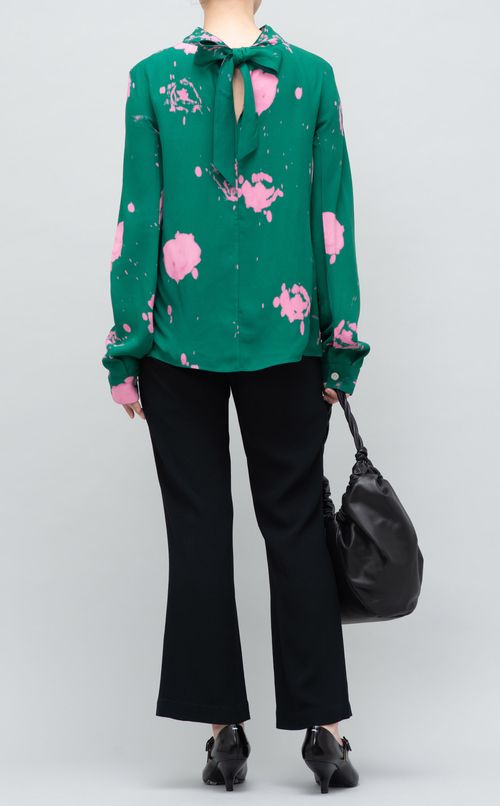 ハイネックフラワープリントブラウス