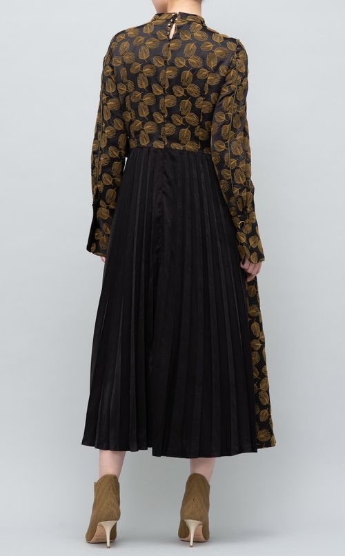 フラワー刺繍プリーツワンピース