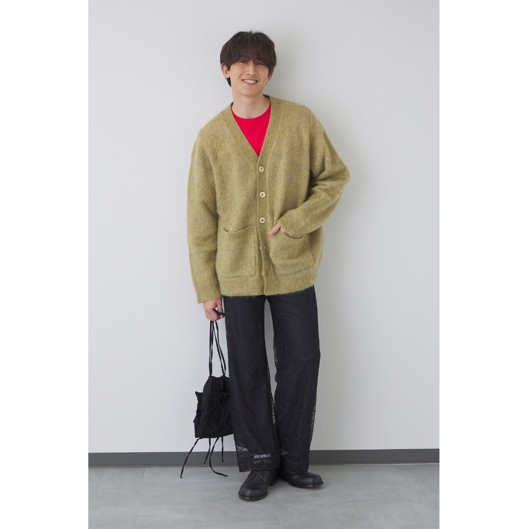 モヘアカーディガンにスラックスを合わせた11月上旬におすすめのコーデ