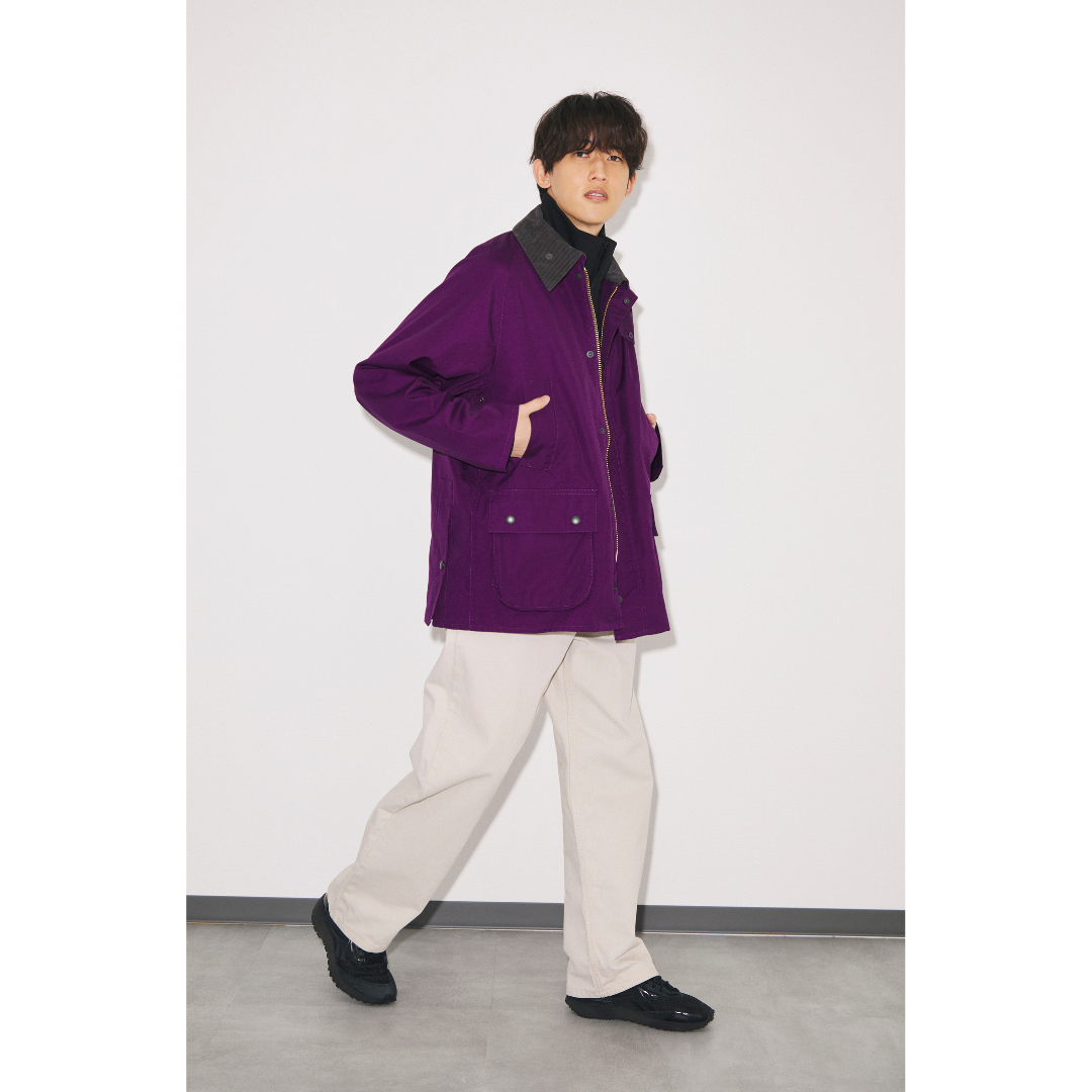 カバーオール×アイボリーパンツの11月におすすめの休日コーデ