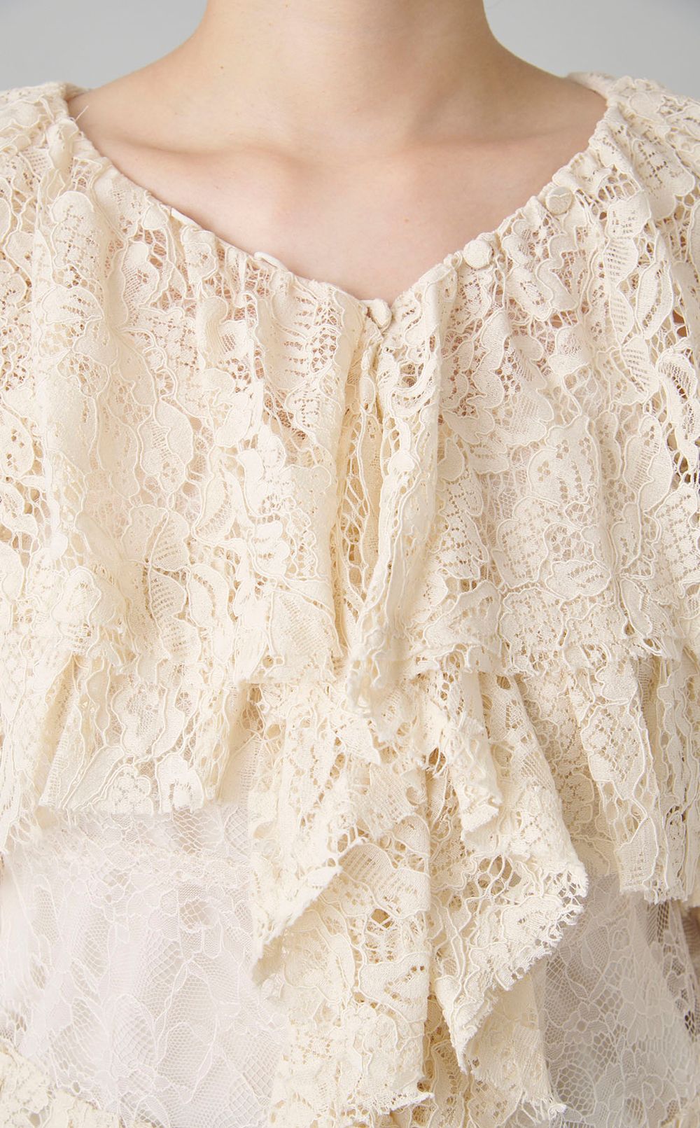 ラッフルレースブラウス