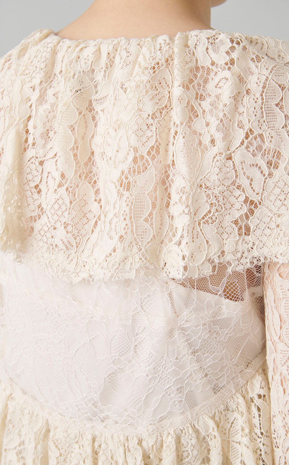 ラッフルレースブラウス