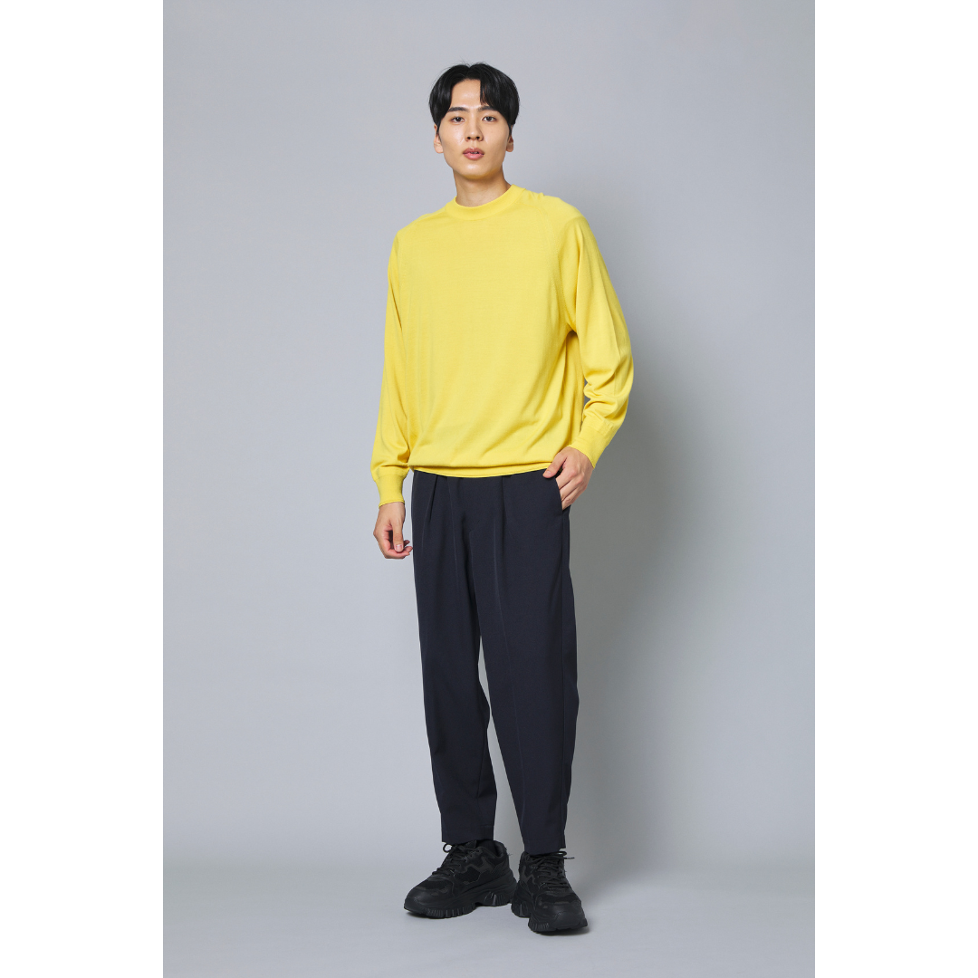 イエローニット×ブラックスラックの最高気温20度におすすめのメンズコーデ