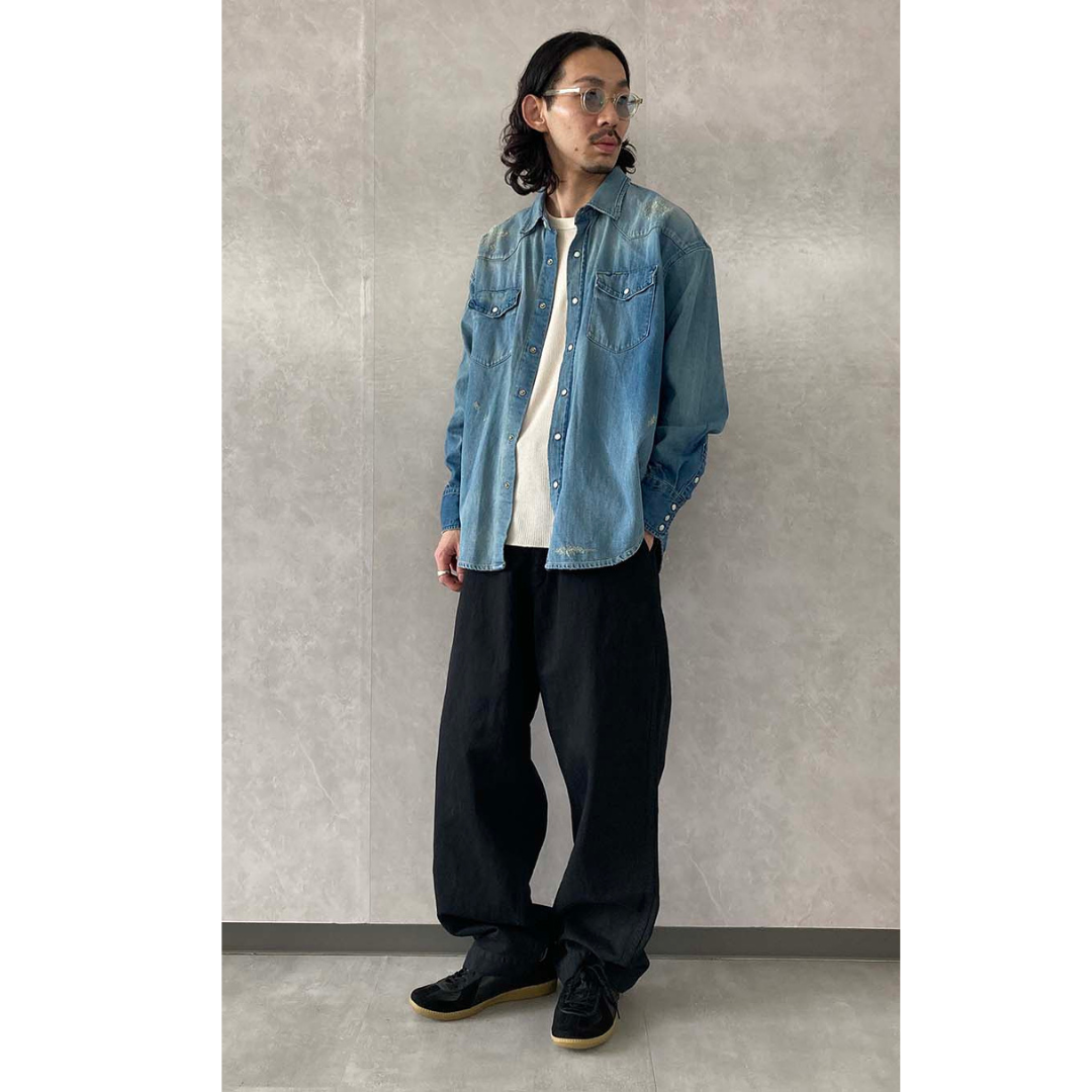 デニムシャツ×ブラックワイドパンツの最高気温20度におすすめのメンズコーデ