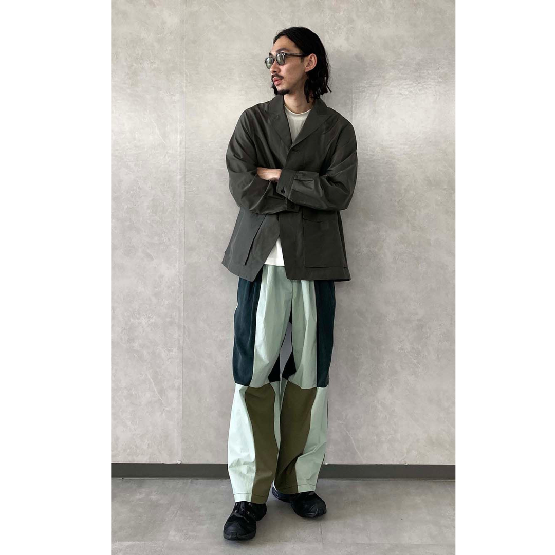 オリーブジャケット×柄ワイドパンツの最高気温20度におすすめのメンズコーデ