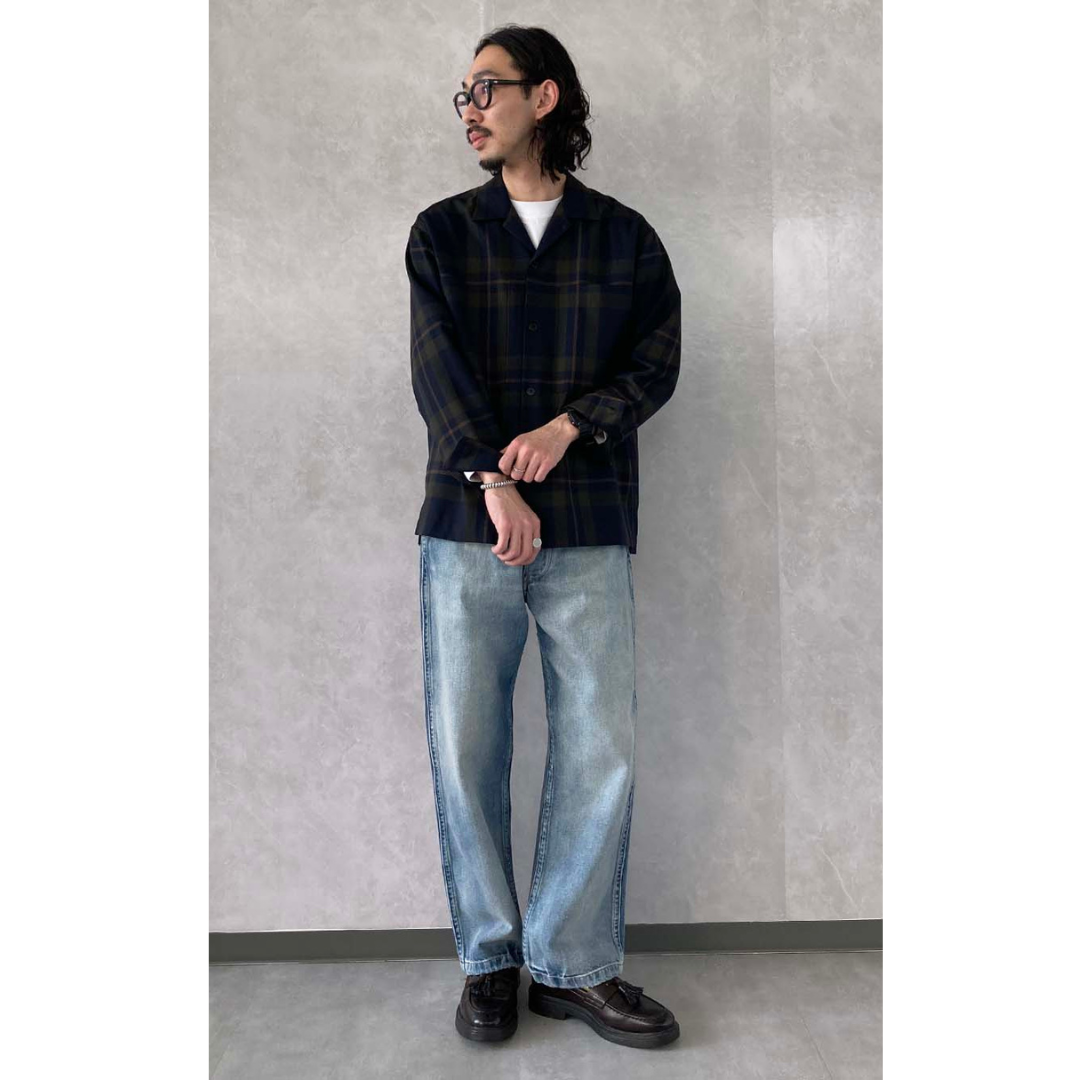 ダークネイビーのチェックシャツ×デニムパンツの最高気温20度におすすめのメンズコーデ