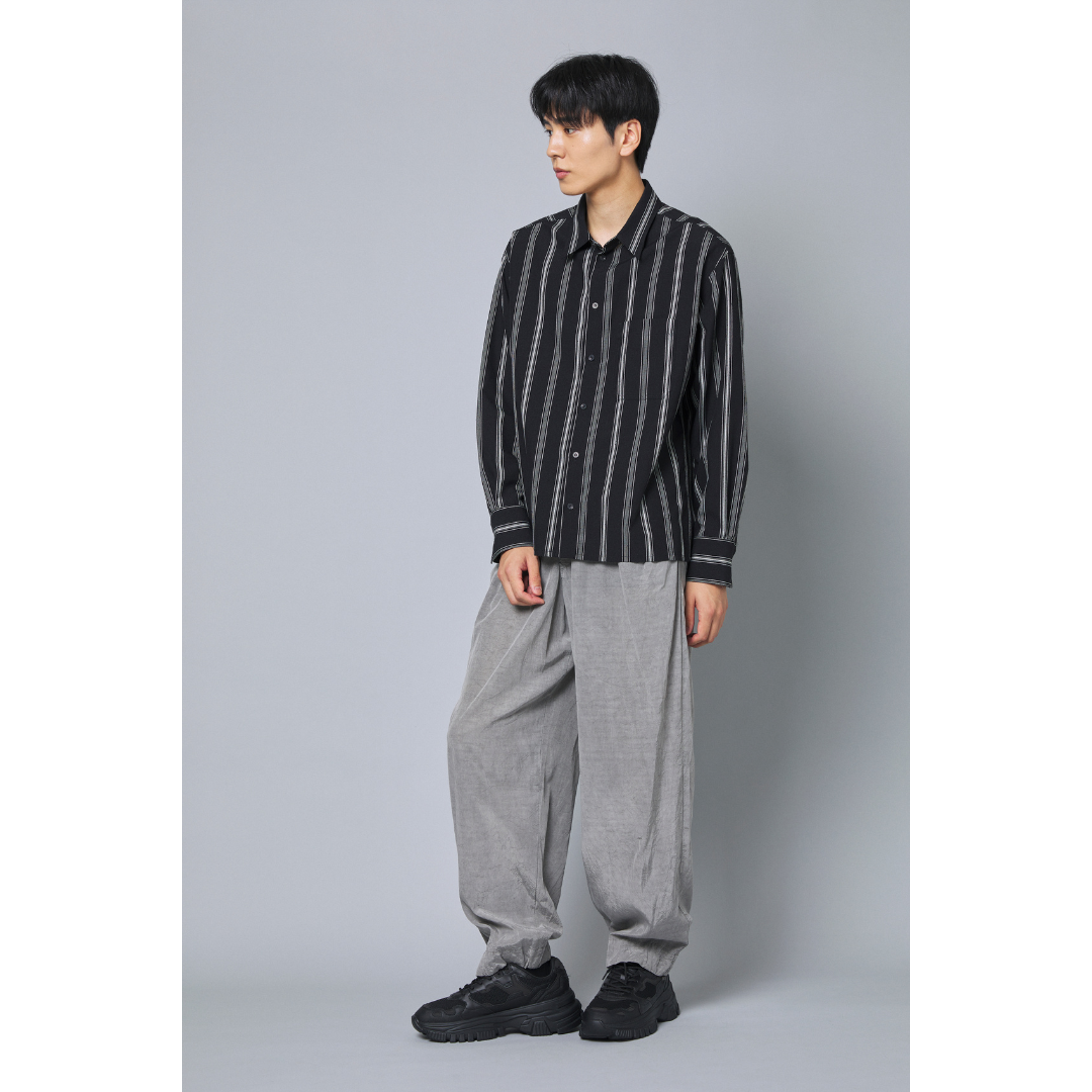 ブラックストライプシャツ×グレーワイドスラックスの最低気温20度におすすめのメンズコーデ