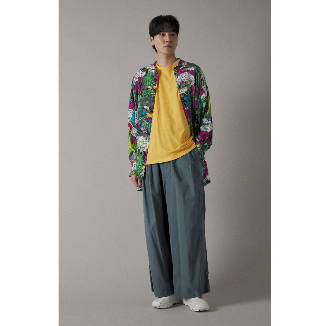 柄シャツ×グレーワイドパンツの最低気温20度におすすめのメンズコーデ