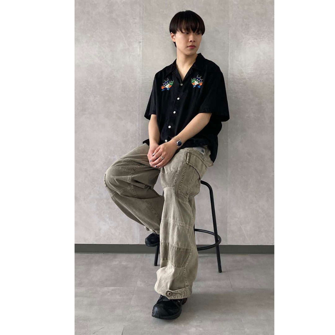 ブラックの刺繍シャツ×ベージュワイドパンツの最低気温20度におすすめのメンズコーデ