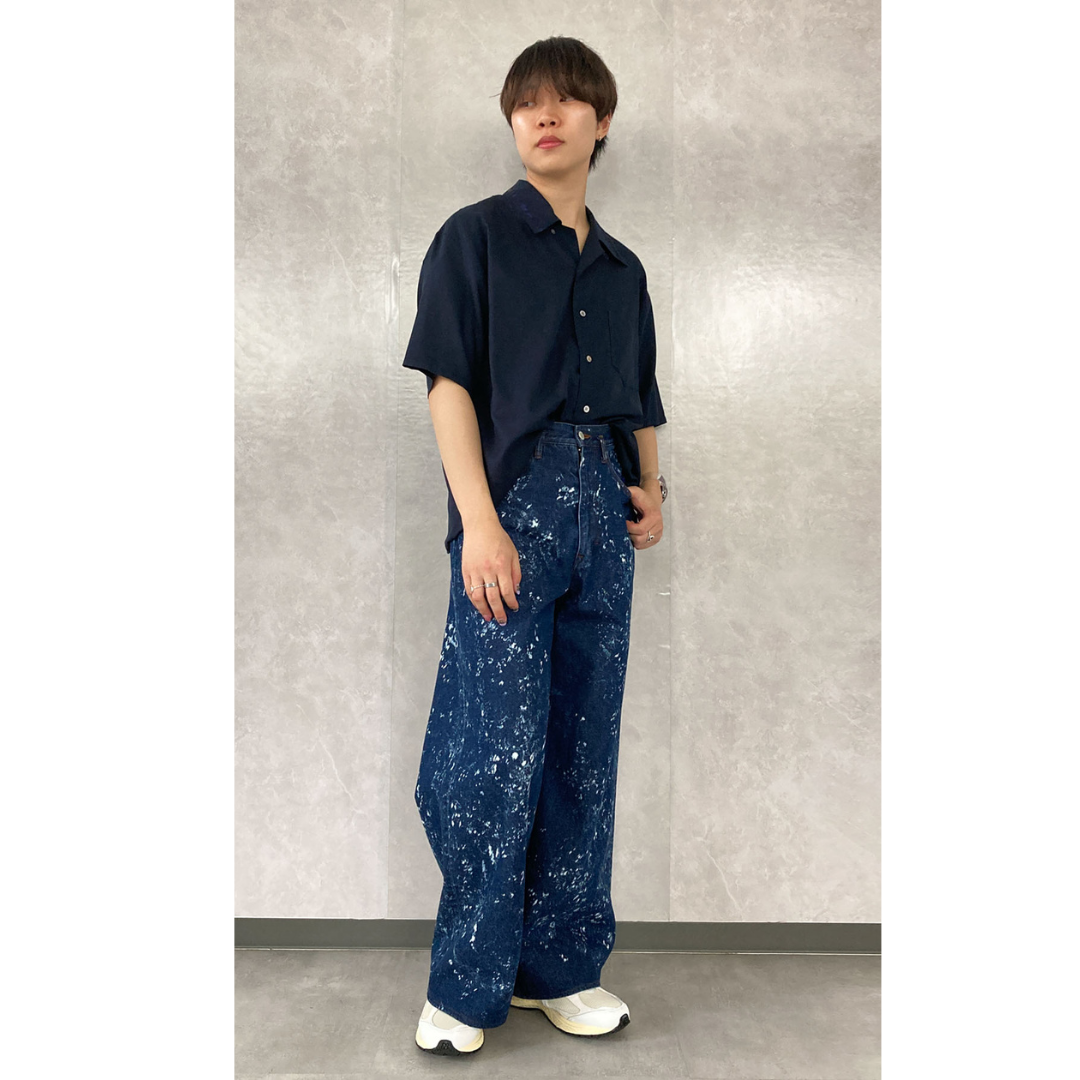 ネイビーオープンカラーシャツ×デニムパンツの最低気温20度におすすめのメンズコーデ