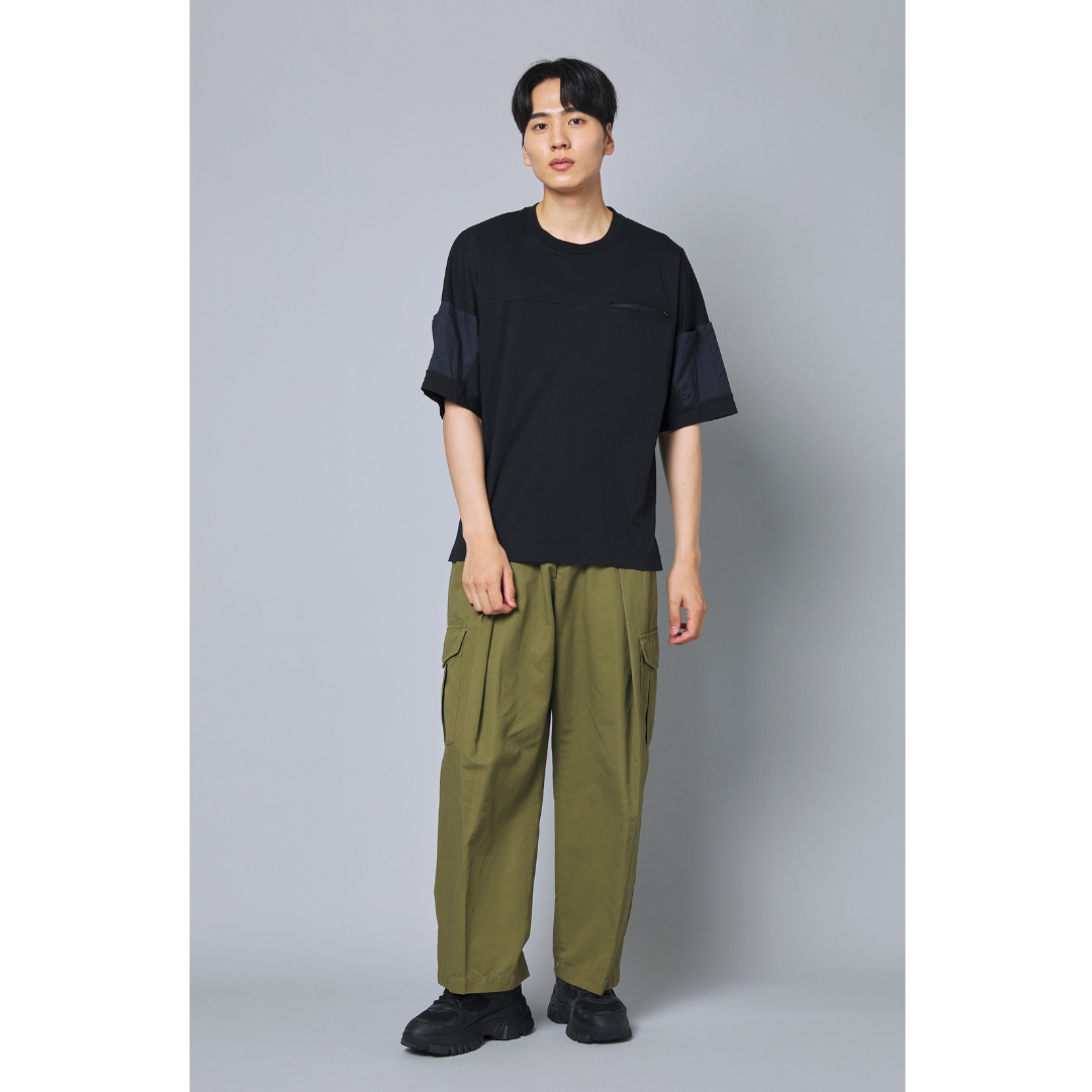 ブラックTシャツ×カーゴパンツの最低気温20度におすすめのメンズコーデ