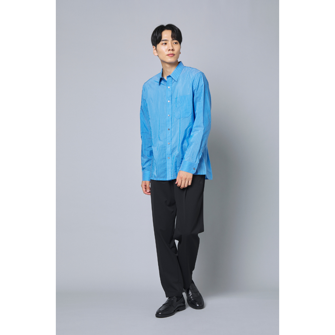 ブルーストライプシャツ×ブラックスラックスの最低気温20度におすすめのメンズコーデ