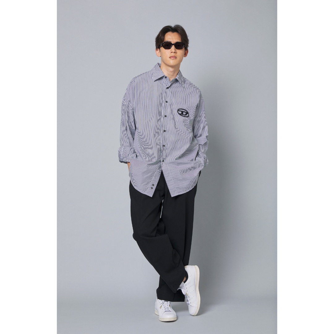 ストライプシャツ×ブラックスラックスの最低気温20度におすすめのメンズコーデ