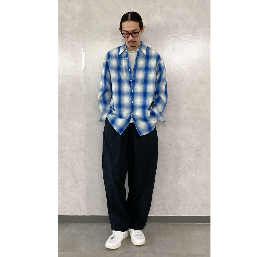 ブルーチェックシャツ×ネイビーワイドパンツの最低気温20度におすすめのメンズコーデ