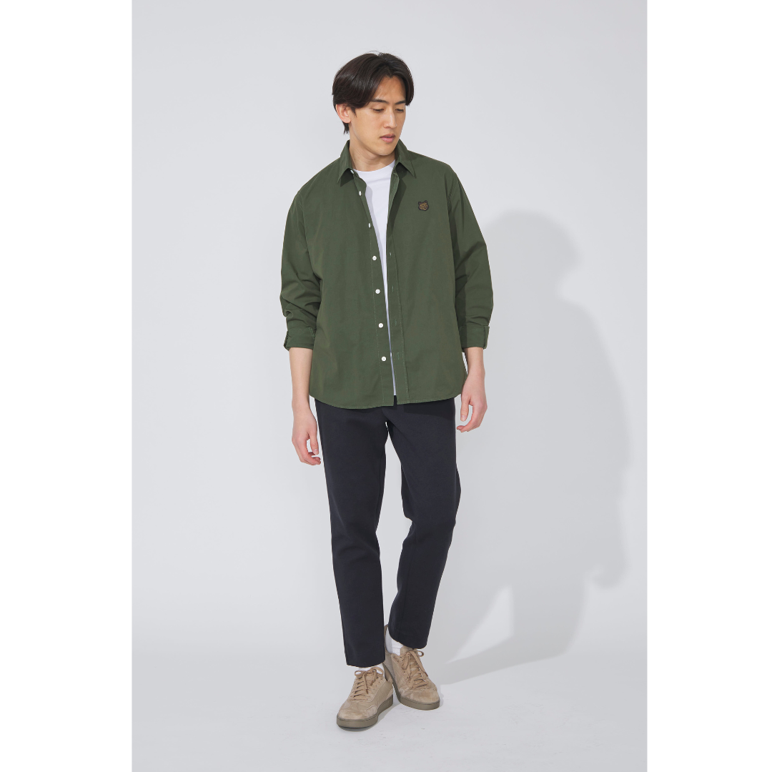 オリーブシャツ×ブラックテーパードパンツの最低気温20度におすすめのメンズコーデ