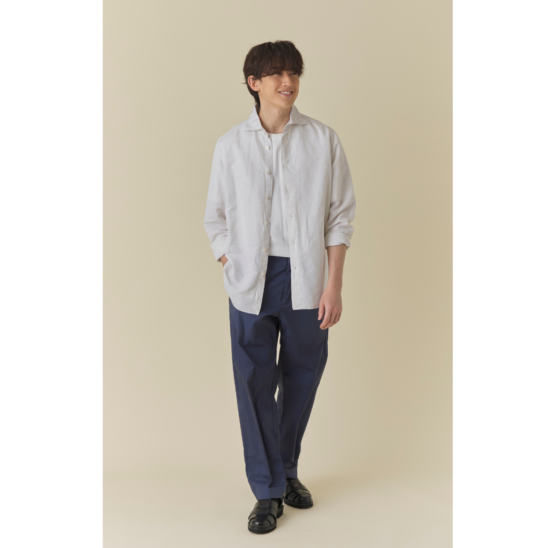 白シャツ×ネイビースラックスの最低気温20度におすすめのメンズコーデ