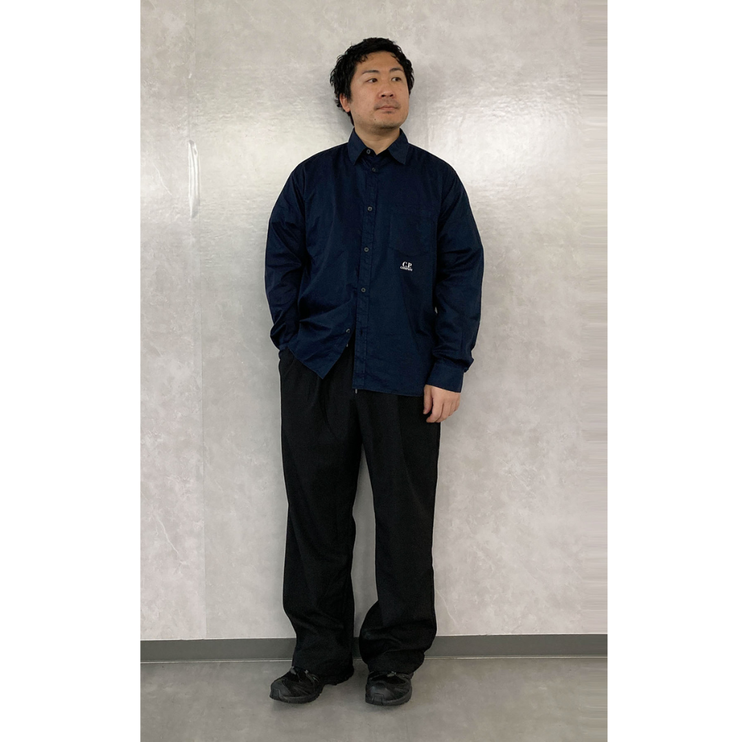 ネイビーシャツ×ブラックスラックスの最低気温20度におすすめのメンズコーデ