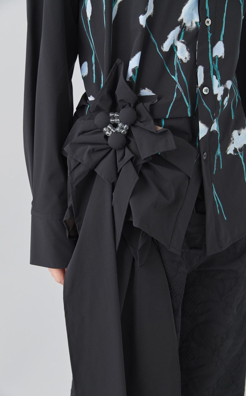 フラワープリントバックストラップシャツ