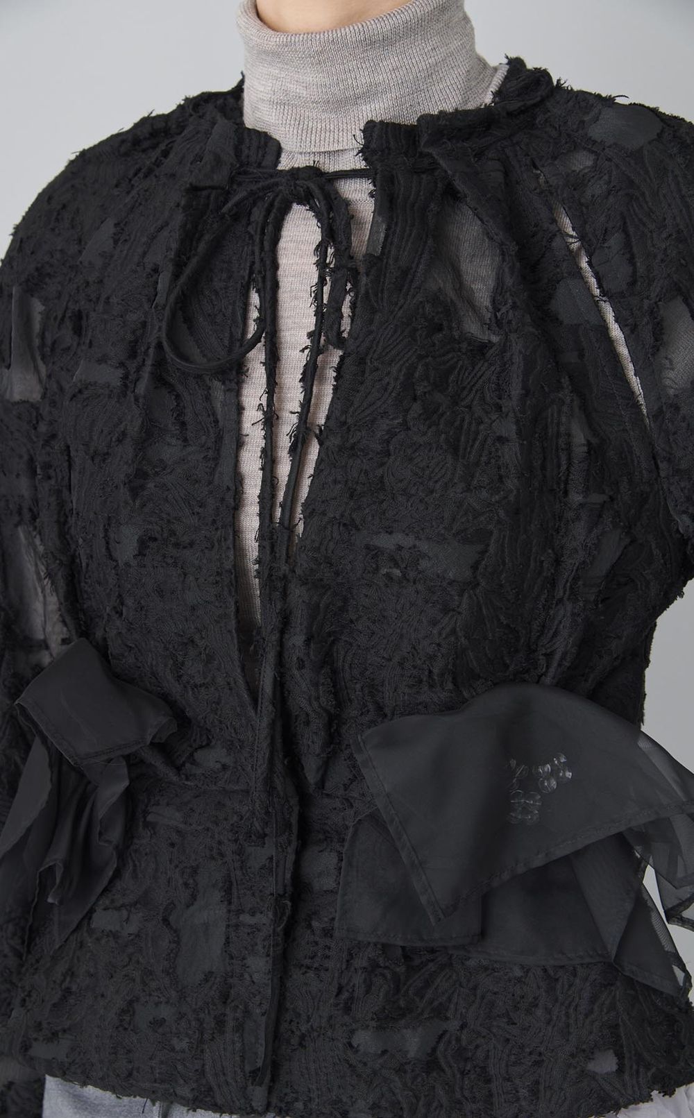 フラワーモチーフギャザーネックブラウス