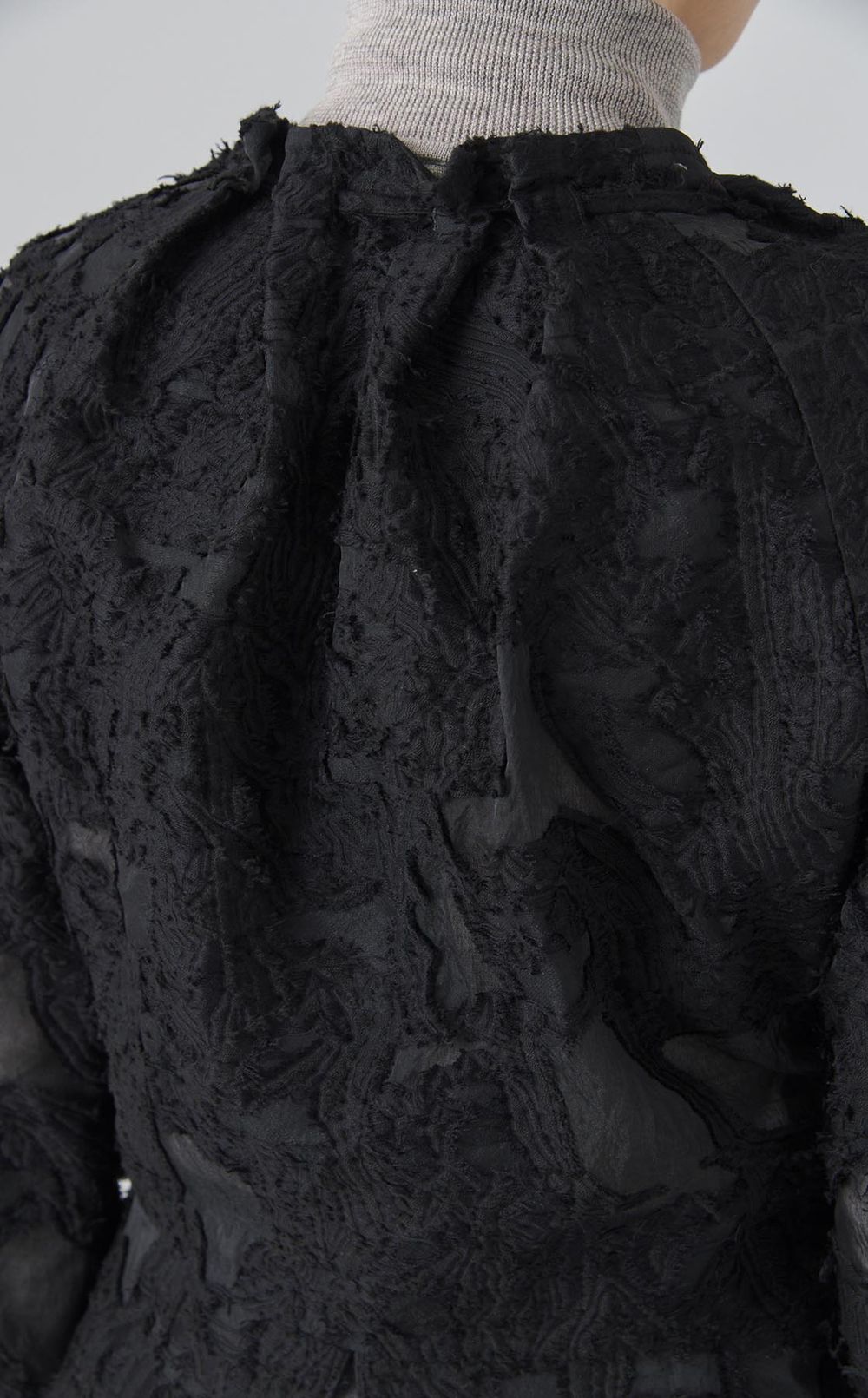 フラワーモチーフギャザーネックブラウス