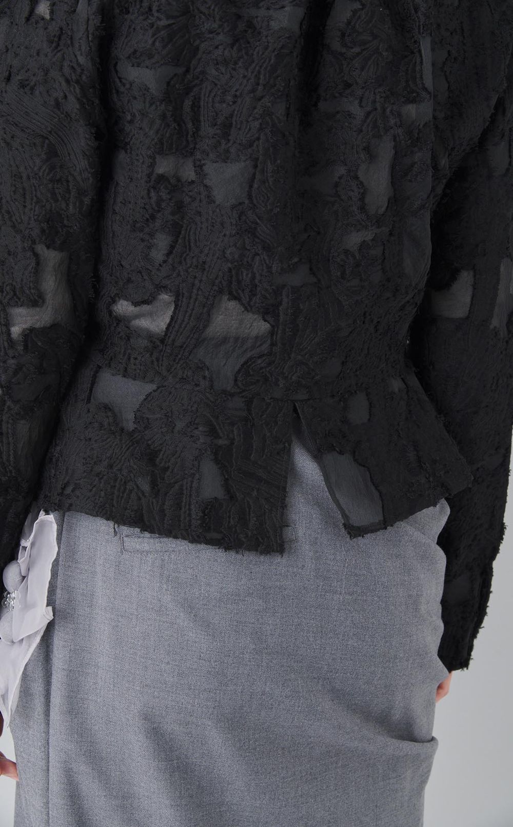 フラワーモチーフギャザーネックブラウス