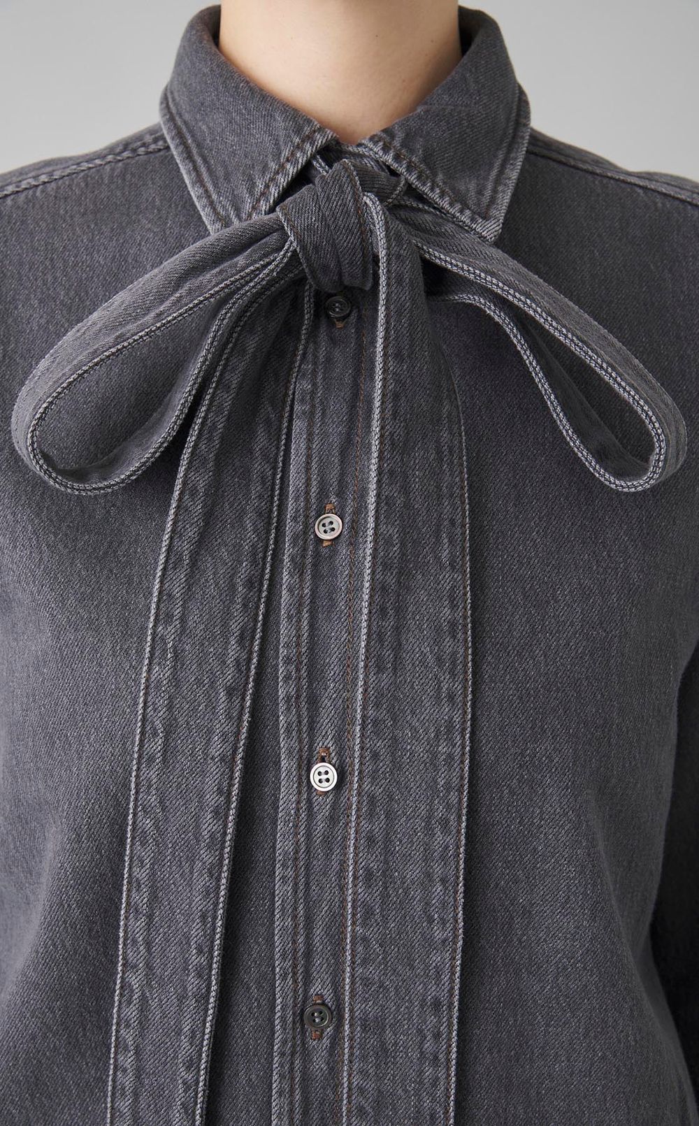 ボウタイ付きシャツカラーデニムシャツ