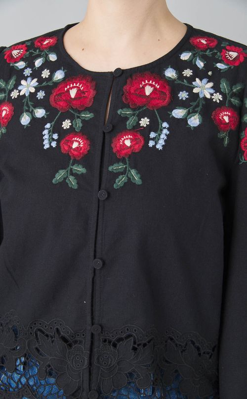 エンブロイダリーノーカラージャケット