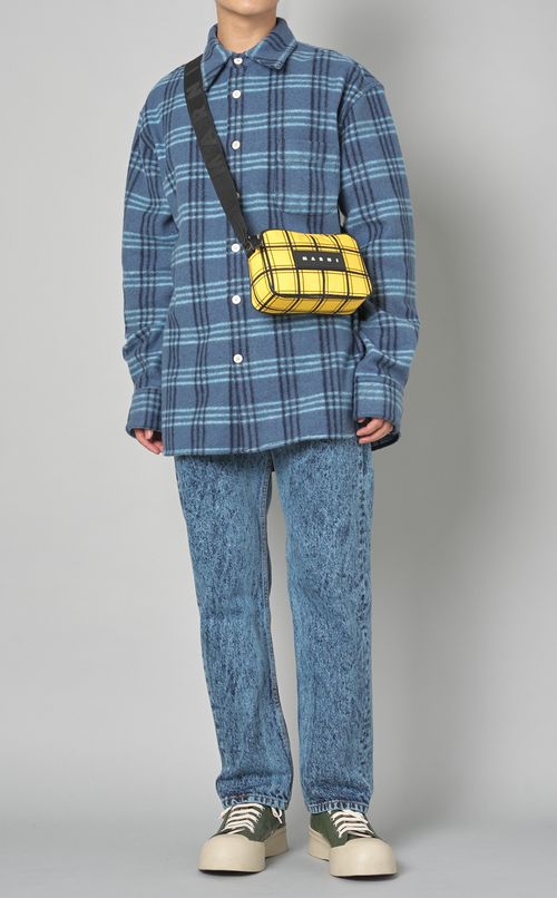 チェックシャツ