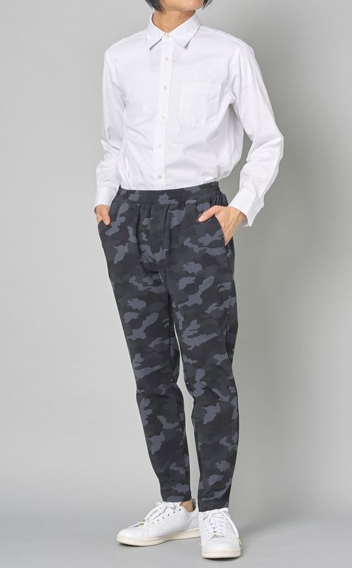 カモフラージュプリントテーパードパンツ