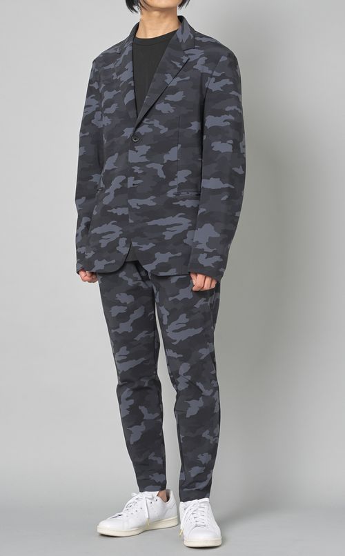 カモフラージュプリントテーパードパンツ