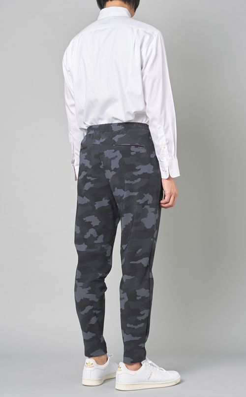 カモフラージュプリントテーパードパンツ