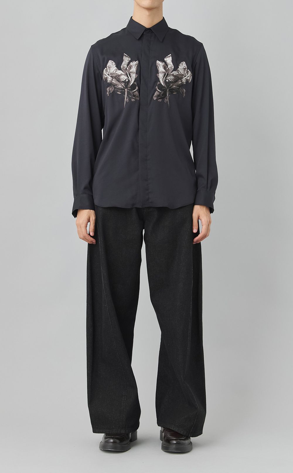 フラワーエンブロイダリーシャツ