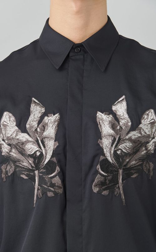 フラワーエンブロイダリーシャツ
