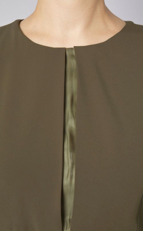 ギャザースリーブノーカラードレス