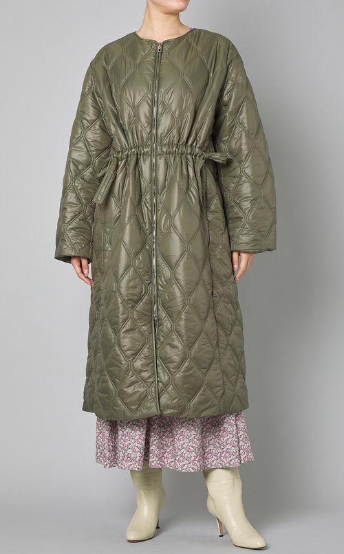 シャイニーキルトノーカラーロングコート