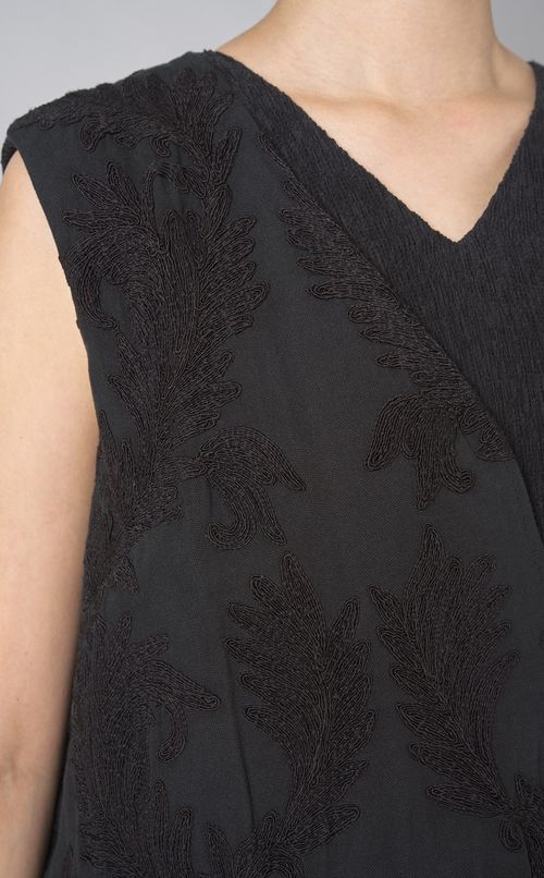 エンブロイダリーノースリーブワンピース